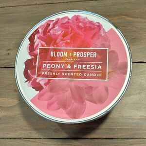 BLOOM & PROSPER CANDLE CO.
PEONY & FREESIA, FRESHLY SCENTED CANDLE. Three wick